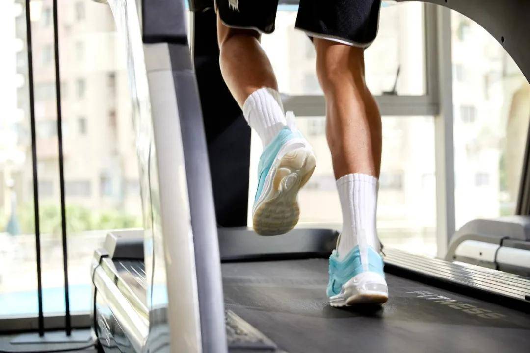 買(mǎi)了一臺(tái)簡(jiǎn)易的健身跑步機(jī) 家里兩個(gè)直男都說(shuō)沒(méi)有用